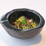 Héritage by Kei Kobayashi - ランチコース 17800円 の数種類のハーブを使ったサラダ