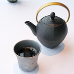 Héritage by Kei Kobayashi - ランチコース 17800円 の温かなビーフコンソメスープ 黒胡椒、ポートワイン