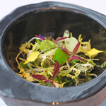 Héritage by Kei Kobayashi - ランチコース 17800円 の数種類のハーブを使ったサラダ