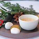 Héritage by Kei Kobayashi - ランチコース 17800円 の帆立とバジルのフリット、卵のフラン入り栗のクリームスープ、有明産の海苔を使った地鶏とチーズのチップ