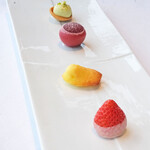 Héritage by Kei Kobayashi - ランチコース 17800円 のピスタチオのタルト、赤スグリのパートル、檸檬風味のマドレーヌ、とりあいか苺にイタリアバローナのホワイトチョコレート