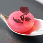 Héritage by Kei Kobayashi - ランチコース 17800円 の赤紫蘇のソルベ