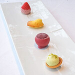 Héritage by Kei Kobayashi - ランチコース 17800円 のピスタチオのタルト、赤スグリのパートル、檸檬風味のマドレーヌ、とりあいか苺にイタリアバローナのホワイトチョコレート