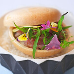 Héritage by Kei Kobayashi - ランチコース 17800円 の虎屋のモナカ マグロのタルタル ジャガイモのテスプ 山葵のジュレ