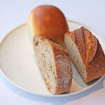 Héritage by Kei Kobayashi - ランチコース 17800円 のライ麦パン、全粒粉パン、ミルクパン