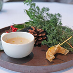 Héritage by Kei Kobayashi - ランチコース 17800円 の帆立とバジルのフリット、卵のフラン入り栗のクリームスープ、有明産の海苔を使った地鶏とチーズのチップ