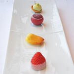 Héritage by Kei Kobayashi - ランチコース 17800円 のピスタチオのタルト、赤スグリのパートル、檸檬風味のマドレーヌ、とりあいか苺にイタリアバローナのホワイトチョコレート