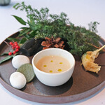 Héritage by Kei Kobayashi - ランチコース 17800円 の帆立とバジルのフリット、卵のフラン入り栗のクリームスープ、有明産の海苔を使った地鶏とチーズのチップ