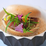 Héritage by Kei Kobayashi - ランチコース 17800円 の虎屋のモナカ マグロのタルタル ジャガイモのテスプ 山葵のジュレ