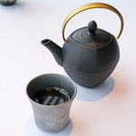 Héritage by Kei Kobayashi - ランチコース 17800円 の温かなビーフコンソメスープ 黒胡椒、ポートワイン