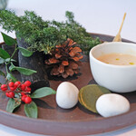 Héritage by Kei Kobayashi - ランチコース 17800円 の帆立とバジルのフリット、卵のフラン入り栗のクリームスープ、有明産の海苔を使った地鶏とチーズのチップ