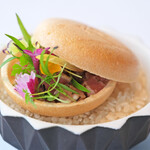 Héritage by Kei Kobayashi - ランチコース 17800円 の虎屋のモナカ マグロのタルタル ジャガイモのテスプ 山葵のジュレ