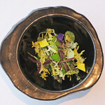 Héritage by Kei Kobayashi - ランチコース 17800円 の数種類のハーブを使ったサラダ