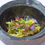 Héritage by Kei Kobayashi - ランチコース 17800円 の数種類のハーブを使ったサラダ