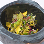 Héritage by Kei Kobayashi - ランチコース 17800円 の数種類のハーブを使ったサラダ