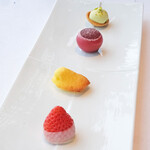 Héritage by Kei Kobayashi - ランチコース 17800円 のピスタチオのタルト、赤スグリのパートル、檸檬風味のマドレーヌ、とりあいか苺にイタリアバローナのホワイトチョコレート
