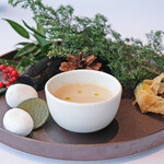 Héritage by Kei Kobayashi - ランチコース 17800円 の帆立とバジルのフリット、卵のフラン入り栗のクリームスープ、有明産の海苔を使った地鶏とチーズのチップ