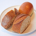 Héritage by Kei Kobayashi - ランチコース 17800円 のライ麦パン、全粒粉パン、ミルクパン