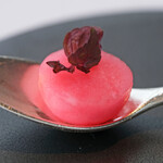 Héritage by Kei Kobayashi - ランチコース 17800円 の赤紫蘇のソルベ