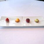 Héritage by Kei Kobayashi - ランチコース 17800円 のピスタチオのタルト、赤スグリのパートル、檸檬風味のマドレーヌ、とりあいか苺にイタリアバローナのホワイトチョコレート