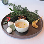 Héritage by Kei Kobayashi - ランチコース 17800円 の帆立とバジルのフリット、卵のフラン入り栗のクリームスープ、有明産の海苔を使った地鶏とチーズのチップ