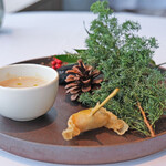 Héritage by Kei Kobayashi - ランチコース 17800円 の帆立とバジルのフリット、卵のフラン入り栗のクリームスープ、有明産の海苔を使った地鶏とチーズのチップ