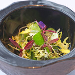 Héritage by Kei Kobayashi - ランチコース 17800円 の数種類のハーブを使ったサラダ