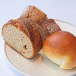 Héritage by Kei Kobayashi - ランチコース 17800円 のライ麦パン、全粒粉パン、ミルクパン