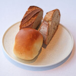 Héritage by Kei Kobayashi - ランチコース 17800円 のライ麦パン、全粒粉パン、ミルクパン