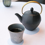 Héritage by Kei Kobayashi - ランチコース 17800円 の温かなビーフコンソメスープ 黒胡椒、ポートワイン