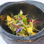 Héritage by Kei Kobayashi - ランチコース 17800円 の数種類のハーブを使ったサラダ