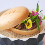 Héritage by Kei Kobayashi - ランチコース 17800円 の虎屋のモナカ マグロのタルタル ジャガイモのテスプ 山葵のジュレ