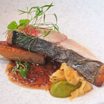 Héritage by Kei Kobayashi - ランチコース 17800円 のサワラ　霧のスープ煮詰め 万願寺唐辛子のピューレ、菊芋チップス、桃