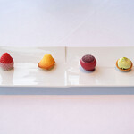 Héritage by Kei Kobayashi - ランチコース 17800円 のピスタチオのタルト、赤スグリのパートル、檸檬風味のマドレーヌ、とりあいか苺にイタリアバローナのホワイトチョコレート