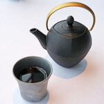 Héritage by Kei Kobayashi - ランチコース 17800円 の温かなビーフコンソメスープ 黒胡椒、ポートワイン