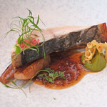 Héritage by Kei Kobayashi - ランチコース 17800円 のサワラ　霧のスープ煮詰め 万願寺唐辛子のピューレ、菊芋チップス、桃