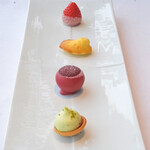 Héritage by Kei Kobayashi - ランチコース 17800円 のピスタチオのタルト、赤スグリのパートル、檸檬風味のマドレーヌ、とりあいか苺にイタリアバローナのホワイトチョコレート
