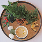 Héritage by Kei Kobayashi - ランチコース 17800円 の帆立とバジルのフリット、卵のフラン入り栗のクリームスープ、有明産の海苔を使った地鶏とチーズのチップ