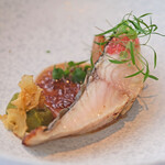 Héritage by Kei Kobayashi - ランチコース 17800円 のサワラ　霧のスープ煮詰め 万願寺唐辛子のピューレ、菊芋チップス、桃