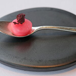 Héritage by Kei Kobayashi - ランチコース 17800円 の赤紫蘇のソルベ