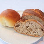 Héritage by Kei Kobayashi - ランチコース 17800円 のライ麦パン、全粒粉パン、ミルクパン