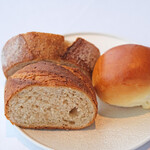 Héritage by Kei Kobayashi - ランチコース 17800円 のライ麦パン、全粒粉パン、ミルクパン