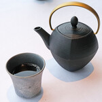 Héritage by Kei Kobayashi - ランチコース 17800円 の温かなビーフコンソメスープ 黒胡椒、ポートワイン