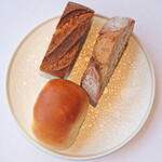 Héritage by Kei Kobayashi - ランチコース 17800円 のライ麦パン、全粒粉パン、ミルクパン