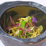 Héritage by Kei Kobayashi - ランチコース 17800円 の数種類のハーブを使ったサラダ