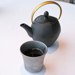 Héritage by Kei Kobayashi - ランチコース 17800円 の温かなビーフコンソメスープ 黒胡椒、ポートワイン