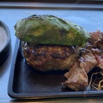 289431502 - 萬鉄肉汁ハンバーグと黒毛和牛切落としステーキ合い盛り(アボカドオプション)