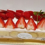 シャトレーゼ - 料理写真:「旬のフルーツバトン苺」1836円