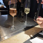 大阪 京橋 鉄板焼 ステーキ 玄牛 - 乾杯のスパークリングワイン