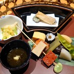 神楽坂 和食 千 - 竹篭盛り込み。春の野山で開く宴のような楽しさがある。